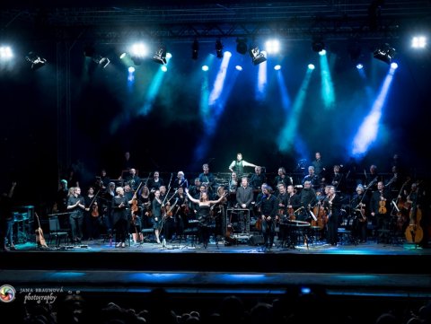 iReport /FOTOREPORT/: Aneta Langerová s Karlovarským symfonickým orchestrem postavila fanoušky na nohy