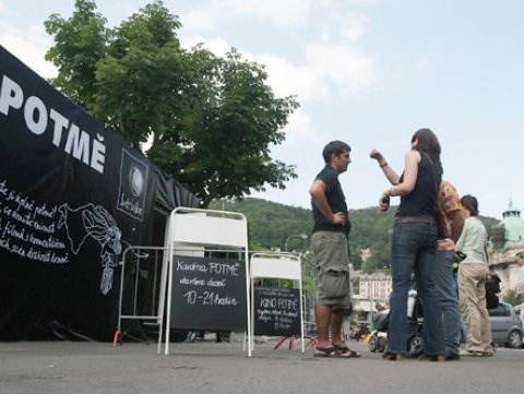 2006-07-01 Slavnostní otevření kavárny POTMĚ (Karlovy Vary)