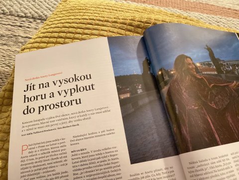 Dnes vyšel listopadový Reportér magazín a v něm rozhovor s Anet o nové desce Dvě slunce, prostoru...