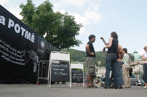 2006-07-01 Slavnostní otevření kavárny POTMĚ (Karlovy Vary)